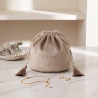 Pochette à bijoux en velours avec cordon de serrage et pompon, sac de rangement doux personnalisé avec logo pour collier, boucles d'oreilles, bracelet, emballage cadeau