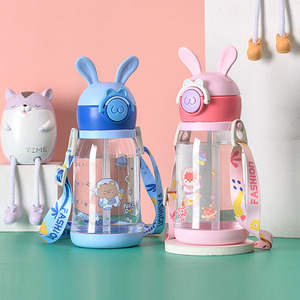 Botella de agua infantil de plástico con pajita, diseño de conejo y oso de dibujos animados, portátil, moderna y bonita, para deportes al aire libre, de la marca Seaygift. - Product Image 4