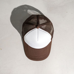 Casquette Trucker Sportive 6 Panneaux Personnalisable en Gros, Perforée au Laser, 100% Polyester Velours et Maille, Casquette Vierge en Stock - Product Image 5