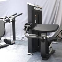 Machine à curls pour biceps réglable, équipement de fitness durable pour l'entraînement de la force des bras et du dos, avec sélection de charge par broche