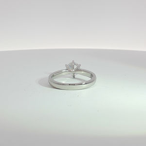 Bague solitaire classique en or blanc 18 carats sertie de broches montage simple élégant et vide pour bague de fiançailles en diamant - Product Image 6