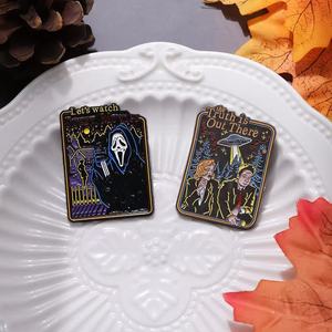 Fábrica de China, venta al por mayor, alfileres de solapa de huesos fantasmas, esmalte artesanal de Metal suave blanco y negro para Navidad, Día Nacional, Halloween - Product Image 2