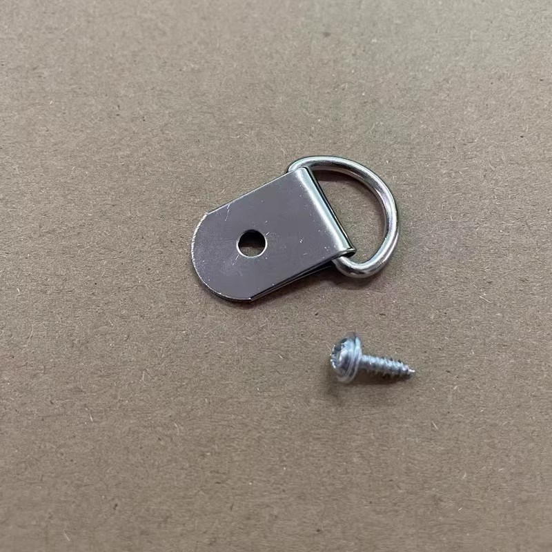 Un tornillo con alambre grueso, un solo orificio y un semicírculo grande.