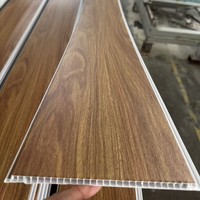 Panneaux de plafond en PVC stratifié modernes en gros, panneaux imperméables à grain de bois, dalles de plafond intérieures en PVC