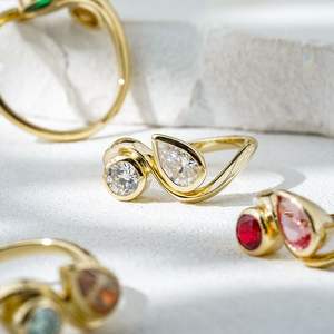 Anillo Toi Et Moi de Oro Sólido de 10K, 14K y 18K con Diamantes Moissanita Redondos y en Forma de Pera de Starsgem - Product Image 3