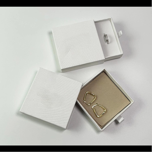Caja de Joyería de Terciopelo Blanco con Logotipo Personalizado, Empaque Moderno de Lujo con Caja para Pulsera, Bolsa de Microfibra, Bolsa OPP de 9x9cm - Product Image 1