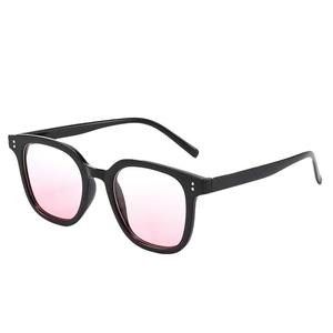 Gafas de Sol Unisex con Montura Rectangular Negra, Lentes Degradados en Rosa, Protección UV375, Montura Completa, Categoría 1, Color Claro - Product Image 1