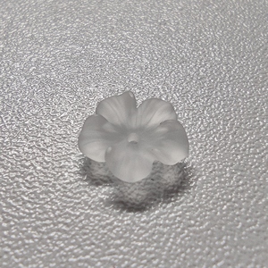 F19 8mm Magnifique Pierre précieuse en vrac de quartz naturel blanc givré sculpté en forme de fleur, disponible en plusieurs tailles - Product Image 1