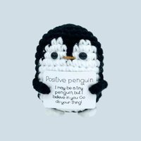 Boneka renda kreatif berbentuk penguin hitam dengan kartu huruf hangat mendorong dukungan untuk rajutan boneka mewah