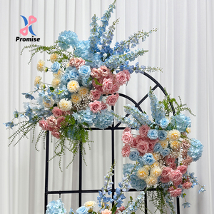 Arrangement de fleurs artificielles bleu doux et rose blush pour la décoration de fond de cérémonie de mariage romantique - Product Image 1