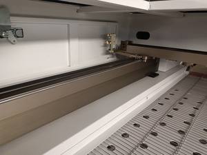 Máquina de corte láser CO2 JQ Laser con 30% de <span class=keywords><strong>descuento</strong></span>, 1610 1810, para tela y cuero, 100w 130w, con alimentador automático, alta velocidad. - Product Image 5