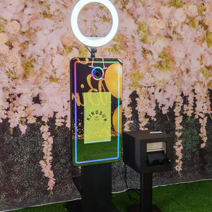 Cabine Fotográfica Espelho Selfie Inteligente Preta de 21,5 polegadas com Tela Sensível ao Toque, Impressora e Câmera - Product Image 1