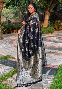 Saree en soie douce Banarasi noir tendance avec un design Jaal et un tissage Zari opulent pour un traditionnel audacieux et élégant - Product Image 3