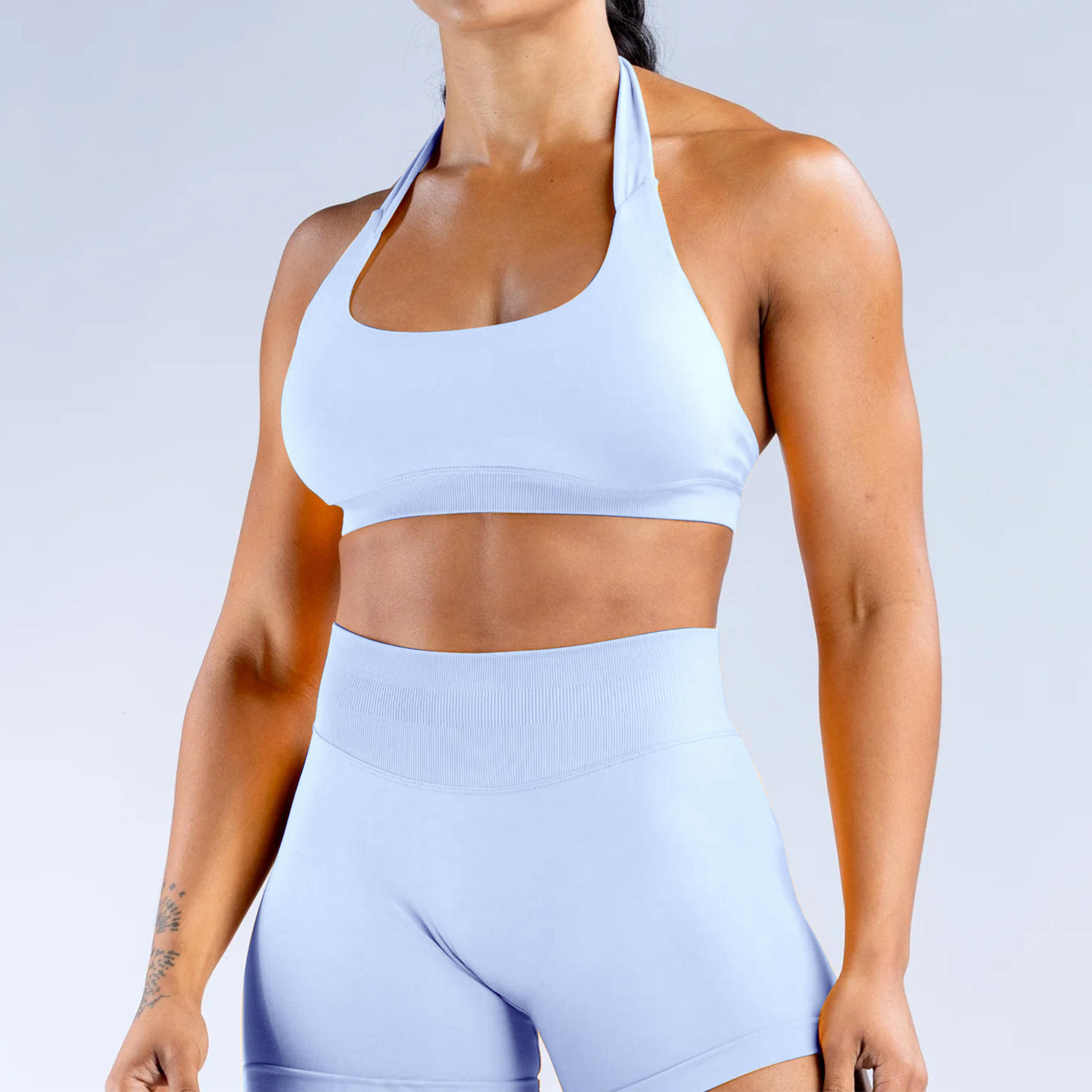 บราแบบคล้องคอสีฟ้าน้ำแข็งและกางเกงขาสั้นสีฟ้าน้ำแข็ง