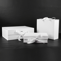 Papier d'emballage magnétique pliable de luxe personnalisé FSC cosmétiques vêtements boîte-cadeau à clapet magnétique avec poignée en ruban