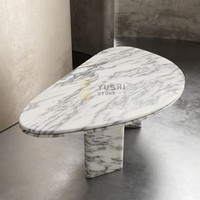 Table basse YUSHI en pierre naturelle de forme irrégulière, personnalisable, en travertin beige, durable, pour la décoration du salon à la maison