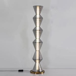 Lampadaire géométrique moderne avec <span class=keywords><strong>verre</strong></span> <span class=keywords><strong>fumé</strong></span> et base en laiton Luminaire de luxe pour salon et hôtel - Product Image 4