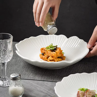 Lot de vaisselle en céramique en forme de fleur, assiettes plates et bols peu profonds blancs, style occidental, pour fêtes, restaurants et usage domestique