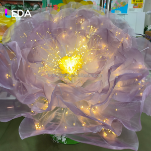 Centro de Mesa LEDA Moderno con Flor Gigante de Lavanda y Luz, Decoración de Pasillo para Bodas y Eventos con Tul de Organza de Seda - Product Image 1