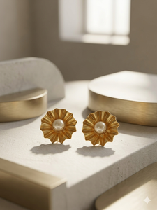 Pendientes de Perlas y Conchas Acanaladas con Diseño Floral de Sol Dorado - Engaste de Latón para Boda - Product Image 4