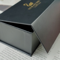 Boîte à rabat magnétique personnalisée de luxe abordable avec finition dorée mate, boîte cadeau pour parfum, idéale pour l'emballage de cadeaux.
