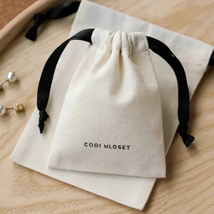 Pochette promotionnelle personnalisée en coton mousseline bio, écologique et recyclable, petit sac en toile de calicot blanc avec cordon de serrage, sérigraphié - Product Image 2