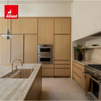 Meubles de cuisine Alland en bois massif de chêne blanc scié en longueur, aspect bois, style japonais, avec porte de garde-manger escamotable, îlot de cuisine Japandi