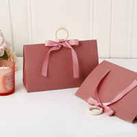 Sacs en papier personnalisés Guardidea avec logo, surface texturée, pour bijoux, avec anneau en bois et ruban