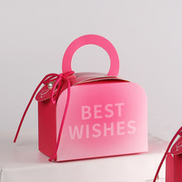 Boîte cadeau réutilisable éco-responsable rouge rosé avec motif en relief, finition brillante/mate et vernis UV pour souvenir de mariage