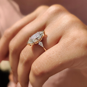 แหวนเพชรเลี้ยงในห้องปฏิบัติการที่ออกแบบมาอย่างหรูหราสำหรับการขอแต่งงาน โดดเด่นด้วยพลอยทรงกลมและการดึงดูดใจที่เหนือกาลเวลาจากประเทศอินเดีย - Product Image 3