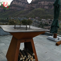 Barbecue au gaz en acier Corten au design moderne, finition rouillée, sur chariot, pour usage extérieur en jardin, 3-5 personnes, avec contrôle de sécurité de la flamme par bouton.
