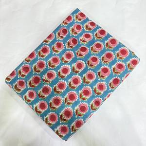 Tela de Algodón Azul Cielo con Estampado Floral Rosa y Rojo, Patrón de Flores Tradicionales para Vestidos Kurti, Trajes Salwar y Prendas Étnicas - Product Image 2