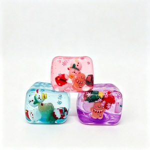 Giocattolo Squishy a Forma di Cubetto di Ghiaccio Natalizio, Giocattolo Antistress Trasparente in Maltosio con Omino di Pan di Zenzero, Pupazzo di Neve e Babbo Natale, Regalo di Natale per Bambini - Product Image 1