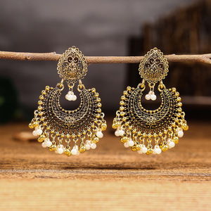 Vente en gros de boucles d'oreilles indiennes en forme de cœur pour femmes boucles d'oreilles bohème en alliage ethnique petite cloche pendentif gland (KER813) - Product Image 1
