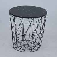 Ensemble de 3 tables basses rondes élégantes et modernes en fer noir, MDF et métal effet marbre