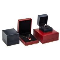 Coffret cadeau de bijoux en similicuir personnalisé avec fermeture magnétique et insert en velours pour emballage de boutique