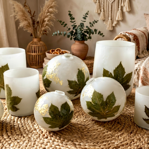 Ensemble de pots à bougies givrés blancs avec motif feuille d'or, porte-bougie en verre rond et cylindrique, décoration d'intérieur - Product Image 1