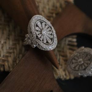 Bague en argent pur S925 de style vintage italien avec diamant en forme de marguerite, taille radiant, entièrement sertie de diamants, fleurs évidées, bague pour l'index - Product Image 2