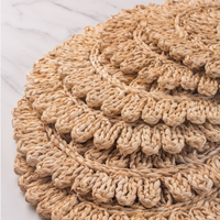 Sets de table tressés en écorces de maïs faits à la main, écologiques et résistants à la chaleur, pour une décoration moderne et minimaliste, idéaux pour les restaurants et les hôtels.