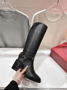 Botas Elegantes de Tacón Medio con Correa y Hebilla, Punta en Pico, para Mujer, Ocasiones Formales y Casuales, Estilo Valentino - Product Image 3