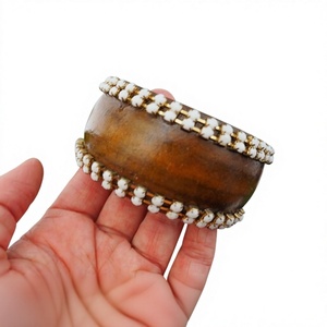 Bracelet jonc vintage en bois, unique et élégant, avec incrustation plaquée or, bijoux pour femmes, cadeaux pour mariages et fêtes - Product Image 1