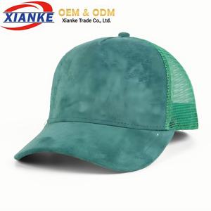Casquette Trucker Premium Personnalisée en Velours Côtelé et Daim avec Patch en Cuir et Logo Brodé 3D en Relief de Haute Qualité - Product Image 1