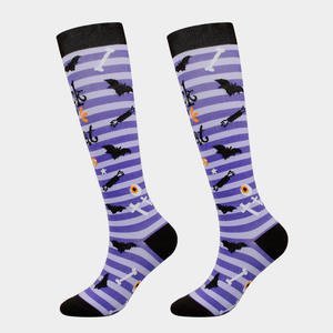 Calcetines de compresión de Halloween hasta la pantorrilla, diseño de murciélagos a rayas moradas, calcetines deportivos unisex, ropa informal transpirable - Product Image 1