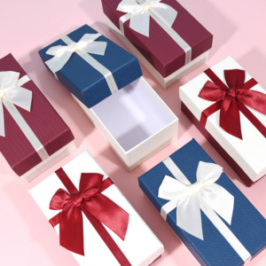 Petite boîte d'emballage cadeau de sous-vêtements de luxe recyclée personnalisée avec papier d'enrobage UV et couvercle avec motif imprimé UV - Product Image 5
