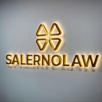 Enseigne murale rétroéclairée avec logo inversé, bandes LED 3D dorées, lettres en acrylique et métal, étanches IP65
