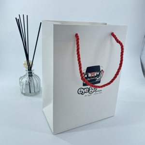Petits sacs en papier d'art imprimés offset avec pelliculage et logo/design graphique personnalisé - Product Image 2