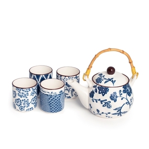 Set da tè 5 pezzi in ceramica con motivo floreale blu, teiera con manico in bambù e tazze per servizio del tè tradizionale - Product Image 1