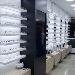 Étagères murales d'exposition de lunettes de soleil en bois moderne personnalisées avec éclairage LED, hauteur réglable pour les magasins de vente au détail d'optique - Product Image 5