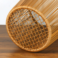 Panier de rangement rond en rotin tressé robuste avec support en tube de fer, idéal pour organiser les serviettes dans les hôtels, les B&B, les spas, la blanchisserie et à la maison