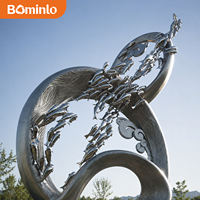 Sculpture en acier inoxydable poli miroir, cercles entrelacés, design poissons et oiseaux, grande œuvre d'art métallique moderne pour parc extérieur